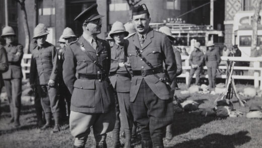 【jpg清晰版】1937年英国士兵与军官上海娱乐场.jpg