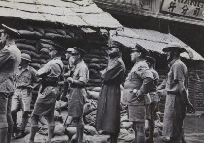 【jpg清晰版】1937年英国士兵和军官在上海潘多昂剧院附近观察绰号为陈查理二世的中国狙击手或士兵.jpg