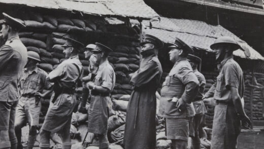 【jpg清晰版】1937年英国士兵和军官在上海潘多昂剧院附近观察绰号为陈查理二世的中国狙击手或士兵.jpg