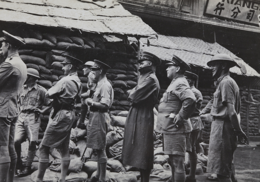【JPG清晰版】年英国士兵和军官在上海潘多昂剧院附近观察绰号为“陈查理二世”的中国狙击手或士兵