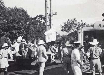 【jpg清晰版】1937年载有难民的国际红十字会卡车与上海消防队救护车上海.jpg