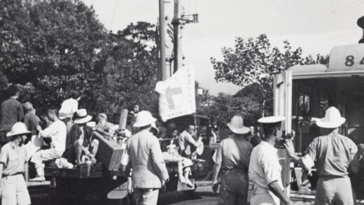 【jpg清晰版】1937年载有难民的国际红十字会卡车与上海消防队救护车上海.jpg