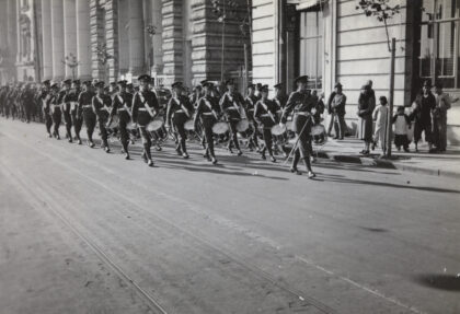 【jpg清晰版】1937年达勒姆轻步兵团行进在上海外滩.jpg