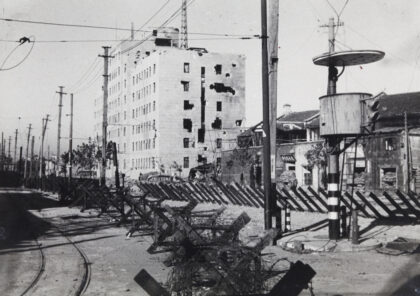 【jpg清晰版】1937年遭猛烈轰炸后的上海北火车站管理局大楼.jpg