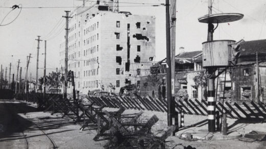 【jpg清晰版】1937年遭猛烈轰炸后的上海北火车站管理局大楼.jpg