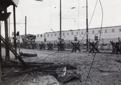 【jpg清晰版】1937年遭猛烈轰炸后的上海北站.jpg