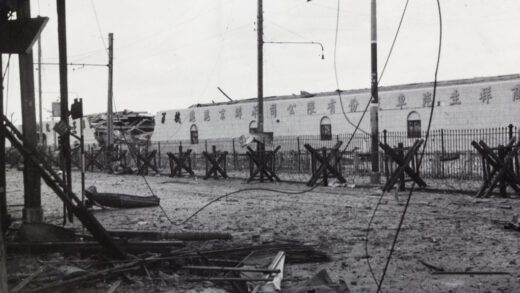 【jpg清晰版】1937年遭猛烈轰炸后的上海北站.jpg