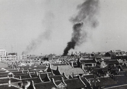 【jpg清晰版】1937年闸北上海北站管理局大楼附近浓烟升起.jpg