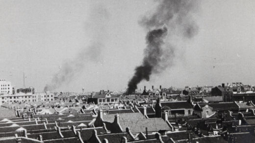 【jpg清晰版】1937年闸北上海北站管理局大楼附近浓烟升起.jpg