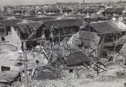 【jpg清晰版】1937年闸北上海北站附近铁路管理局大楼的炸弹破坏.jpg