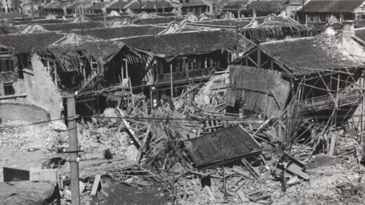 【jpg清晰版】1937年闸北上海北站附近铁路管理局大楼的炸弹破坏.jpg
