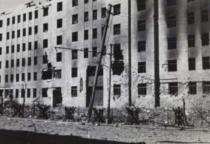 【jpg清晰版】1937年闸北界路上海北火车站大楼遭猛烈轰炸后.jpg