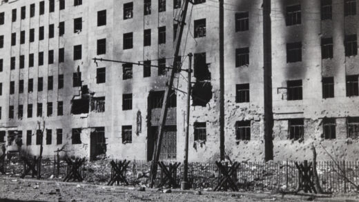 【jpg清晰版】1937年闸北界路上海北火车站大楼遭猛烈轰炸后.jpg