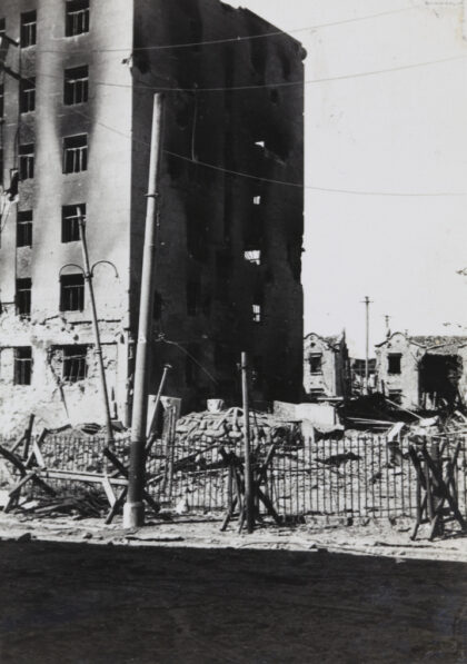 【jpg清晰版】1937年闸北界路损毁的上海北火车站大楼.jpg