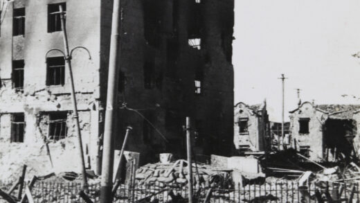 【jpg清晰版】1937年闸北界路损毁的上海北火车站大楼.jpg