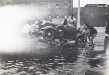 【jpg清晰版】1938年9月天津从洪水中抢救汽车.jpg
