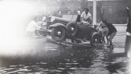 【jpg清晰版】1938年9月天津从洪水中抢救汽车.jpg