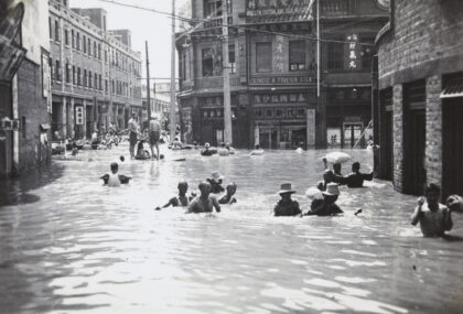 【jpg清晰版】1938年9月天津洪水淹没的街道.jpg