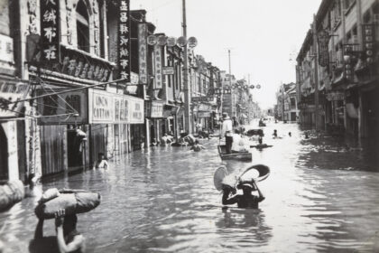 【jpg清晰版】1938年9月天津行人涉水穿过洪水.jpg