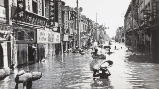 【jpg清晰版】1938年9月天津行人涉水穿过洪水.jpg
