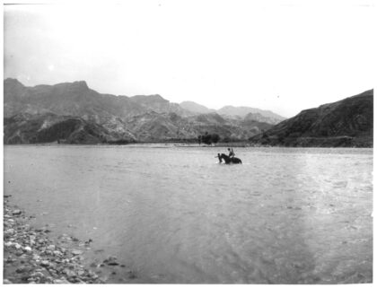 【jpg清晰版】1938年一名骑马男子与另一名男子在阜平涉渡沙河.jpg