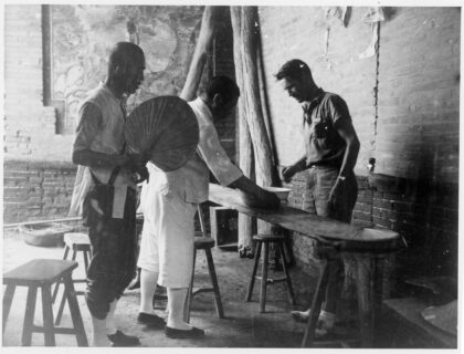 【jpg清晰版】1938年两名中国男子与乔治·e·泰勒同桌.jpg