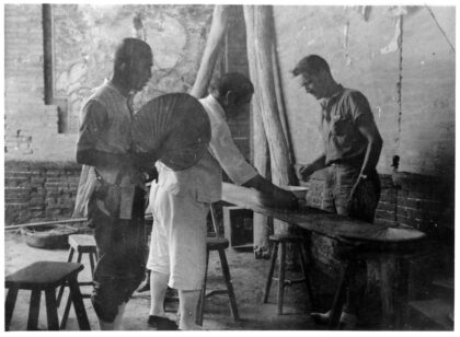 【jpg清晰版】1938年乔治·e·泰勒与两名中国男子其中一人手持扇子站在桌旁.jpg