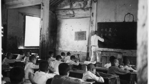 【jpg清晰版】1938年冀中地区乡村教室里的孩子们在学习汉字.jpg