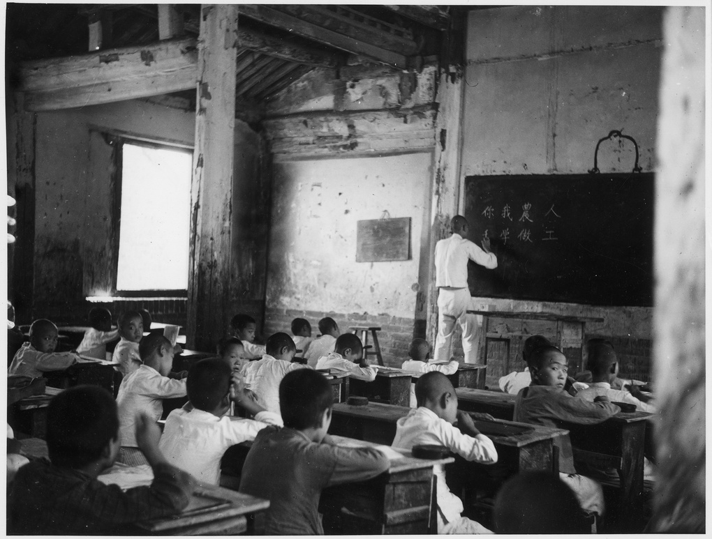 【JPG清晰版】年冀中地区乡村教室里的孩子们在学习汉字