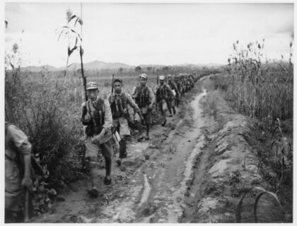 【jpg清晰版】1938年士兵（先锋队）沿着田间小道行进两旁是庄稼地.jpg