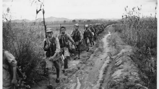 【jpg清晰版】1938年士兵（先锋队）沿着田间小道行进两旁是庄稼地.jpg