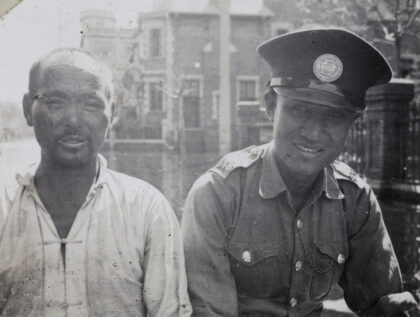 【jpg清晰版】1938年天津洪水中的英国市政警察与另一男子.jpg