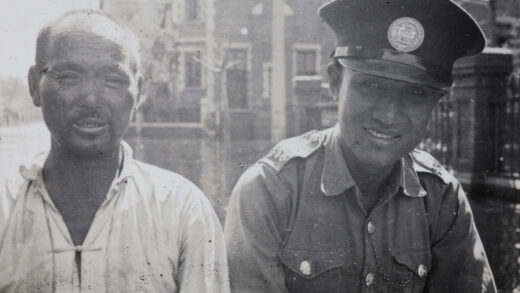 【jpg清晰版】1938年天津洪水中的英国市政警察与另一男子.jpg