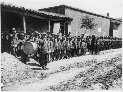 【jpg清晰版】1938年欢迎林迈可与乔治·e·泰勒抵达吕正操司令部的军乐队及士兵游行.jpg