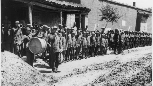 【jpg清晰版】1938年欢迎林迈可与乔治·e·泰勒抵达吕正操司令部的军乐队及士兵游行.jpg