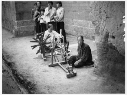【jpg清晰版】1938年街头手工纺棉的妇女.jpg