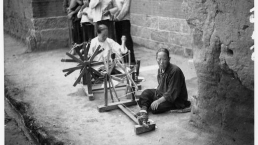 【jpg清晰版】1938年街头手工纺棉的妇女.jpg