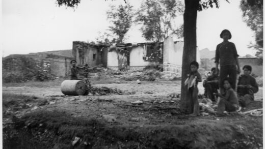 【jpg清晰版】1938年被烧毁的房屋妇女和儿童站在外面.jpg