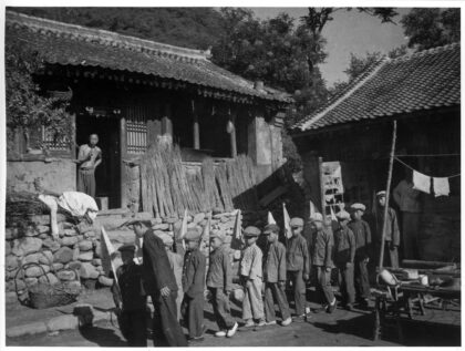 【jpg清晰版】1939年平溪手持三角旗的小学生.jpg