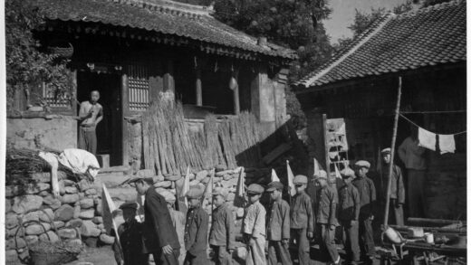 【jpg清晰版】1939年平溪手持三角旗的小学生.jpg