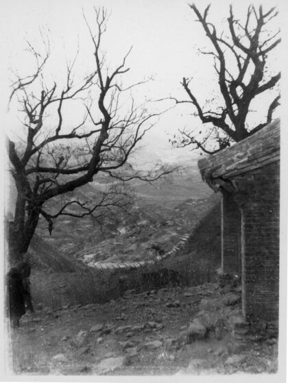 【jpg清晰版】1941年12月从北京前往根据地途中的山景.jpg
