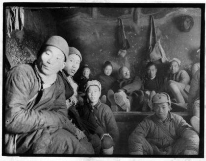【jpg清晰版】1941年12月克莱尔·班德、李效黎与林迈可逃离北京后在炕上与首批相遇的中国部队合影.jpg