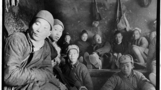 【jpg清晰版】1941年12月克莱尔·班德、李效黎与林迈可逃离北京后在炕上与首批相遇的中国部队合影.jpg