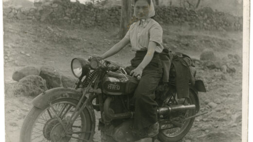 【jpg清晰版】1941年李效黎（hsiaolilindsay）坐在迈克尔·林赛的人力车摩托上.jpg