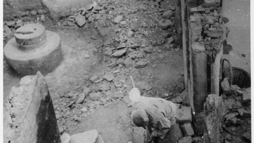 【jpg清晰版】1942年一位老人在听闻日军逼近后将财物埋藏于一栋废墟建筑中.jpg