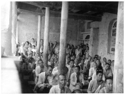 【jpg清晰版】1942年中国男女在室内开会.jpg