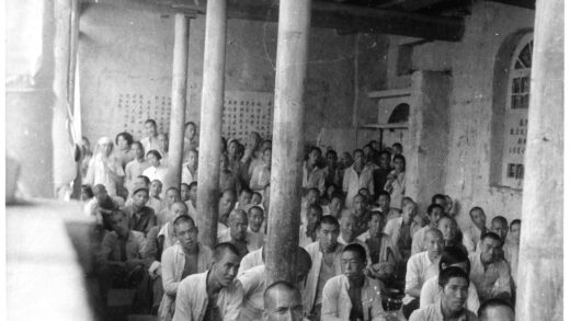 【jpg清晰版】1942年中国男女在室内开会.jpg