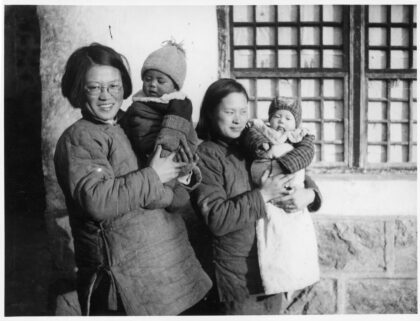 【jpg清晰版】1942年肖李·林赛（李效黎）、埃里卡·林赛与郭庆兰（柯棣华大夫之妻）及其子柯印华众人裹着厚衣合影.jpg