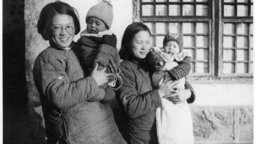 【jpg清晰版】1942年肖李·林赛（李效黎）、埃里卡·林赛与郭庆兰（柯棣华大夫之妻）及其子柯印华众人裹着厚衣合影.jpg
