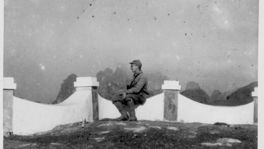 【jpg清晰版】1942年迈克尔·林赛（林迈可）在河北保定附近的狼牙山战争纪念碑前.jpg